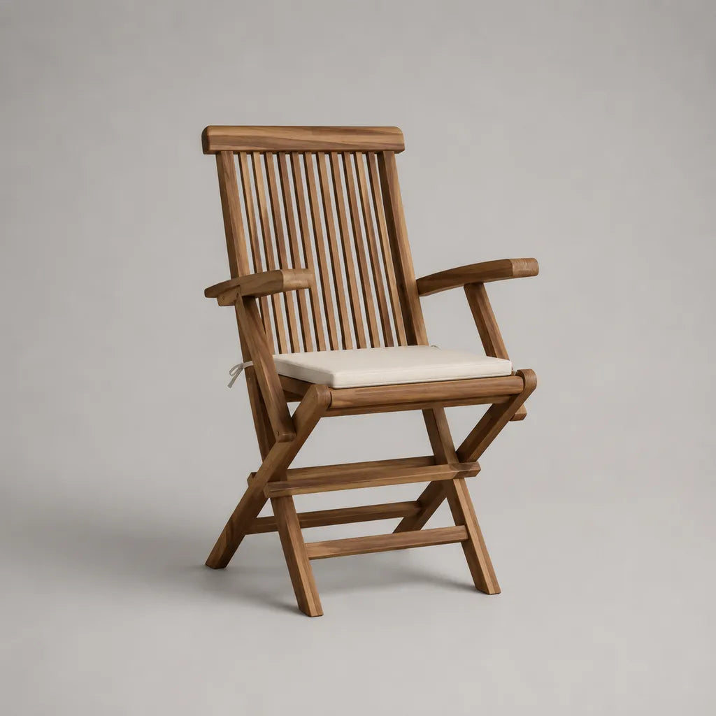 Klappbarer Gartenstuhl aus massivem Teakholz mit Armlehnen und Sitzkissen, Naturbraun und Creme, 57 × 68 × 108 cm
